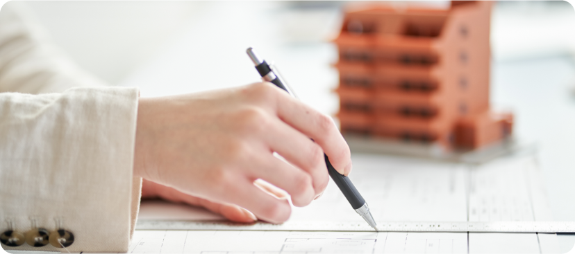 設計図に線を引いている画像